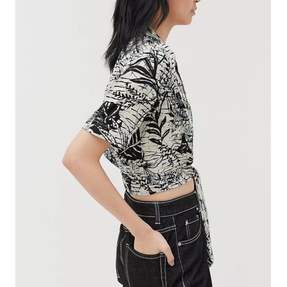 URBAN OUTFITTERS Fawn Printed Tie Front Crop Top in Black Motif - Picture 4 of 16